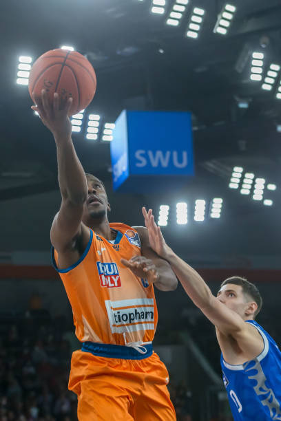 表现尤为关 表现尤为关